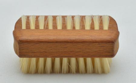 Reisehandwaschbürste und Nagelbürste Buchenholz mit Griffmulde. 1 und 5 Reihen helle Naturborsten. Bürstenfabrik Keller seit 1869.